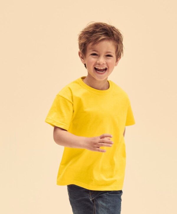Kind trägt T-Shirt