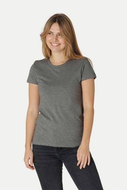 Dame trägt ein T-Shirt aus Bio Baumwolle