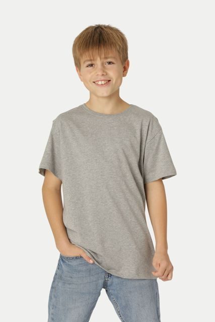 Kind trägt Bio Shirt